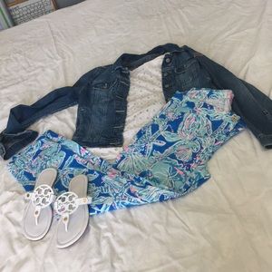 Adorable textured front white top!